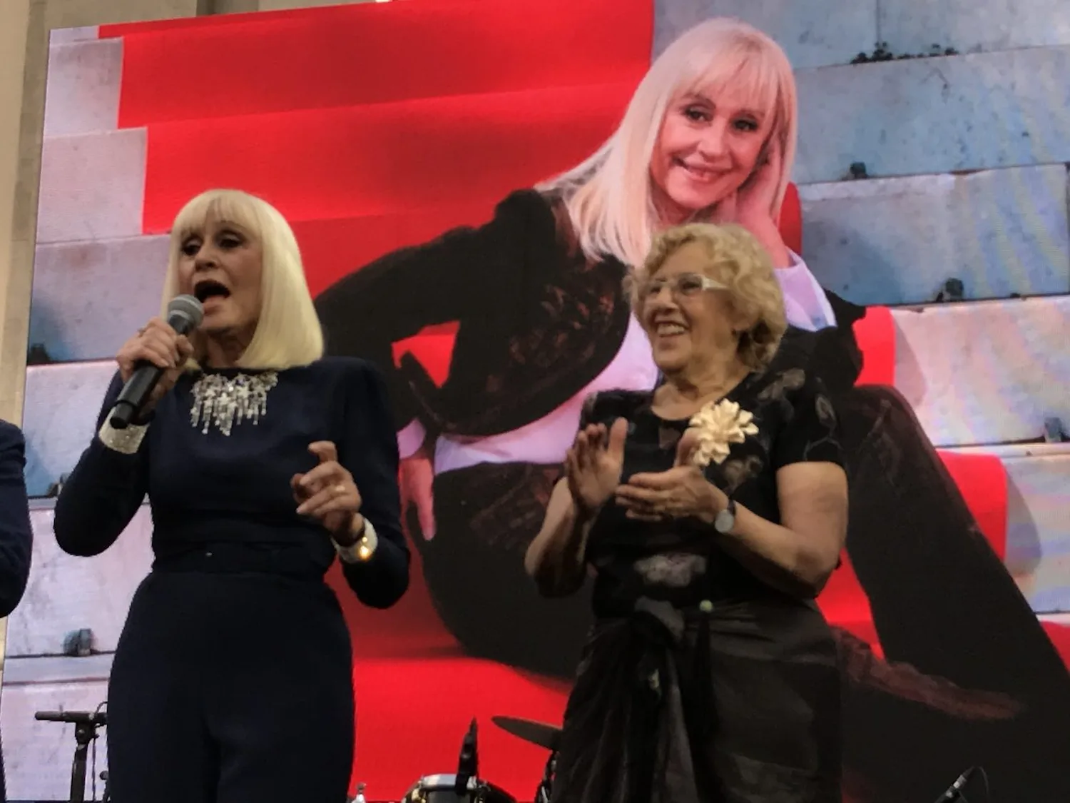 Raffaella Carrà con Manuela Carmena