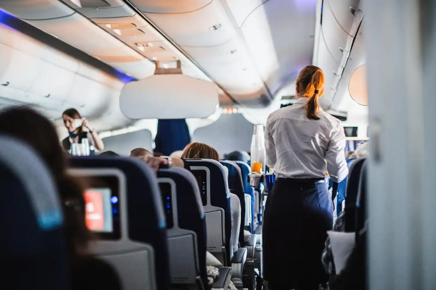 aerolíneas suben precios y recortan vuelos