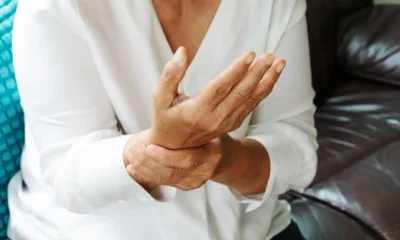 anciana con artritis reumatoide