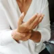 anciana con artritis reumatoide