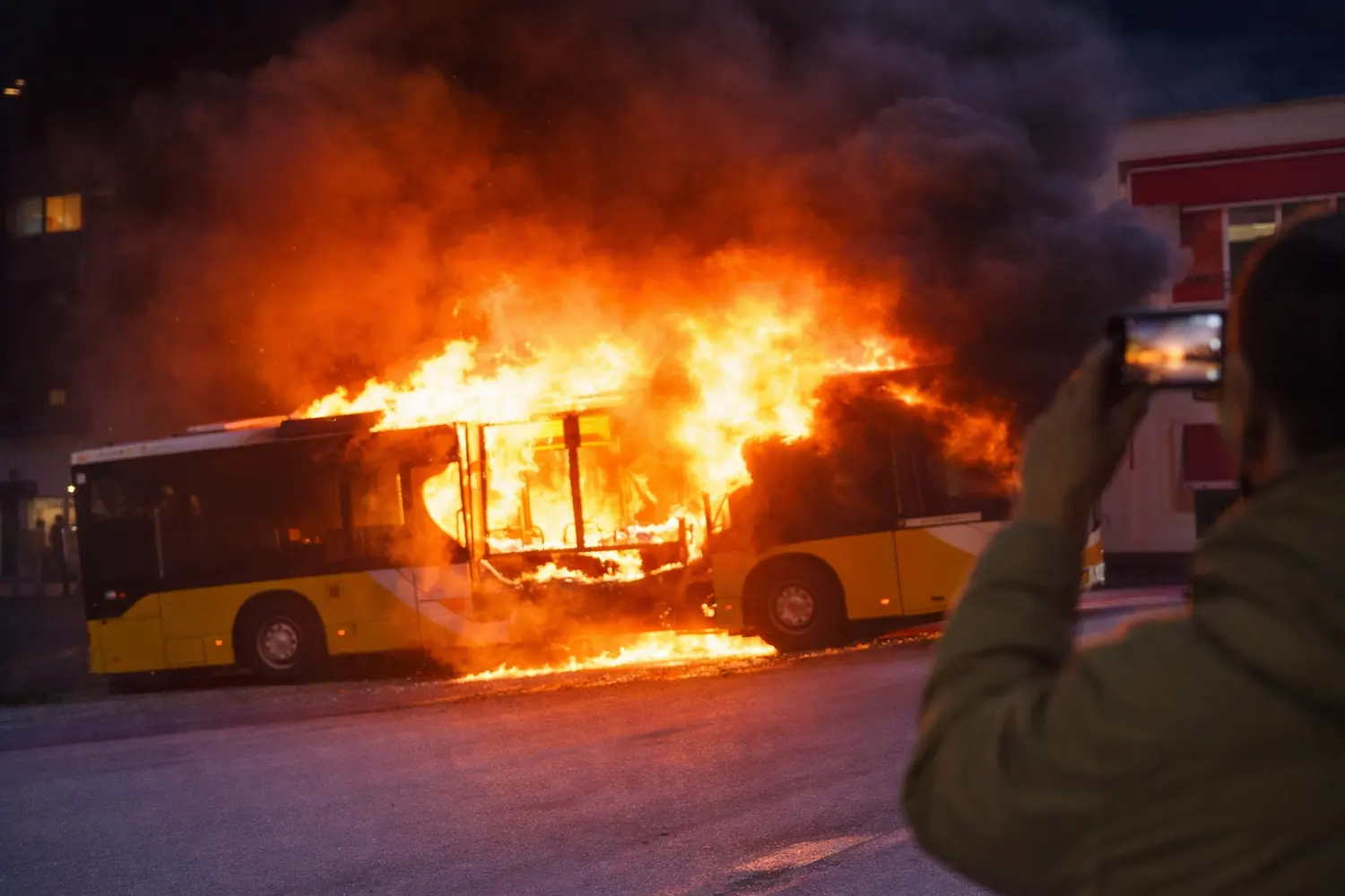 autobús incendiado de Suiza