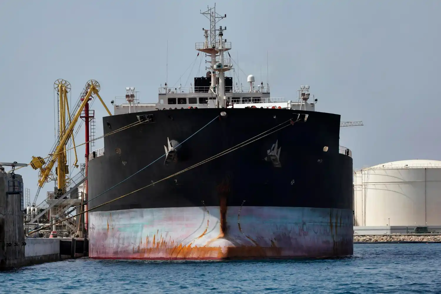 barco petrolero varado en ormuz