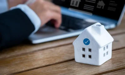 casita blanca a lado manos sobre portatil