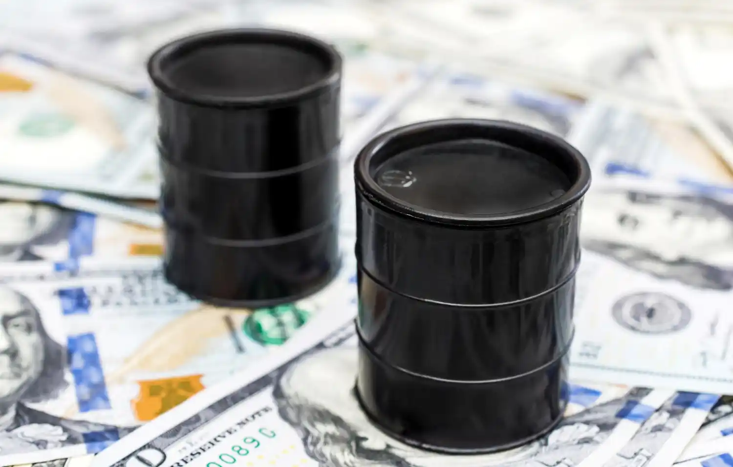 dos barriles negros sobre dolares