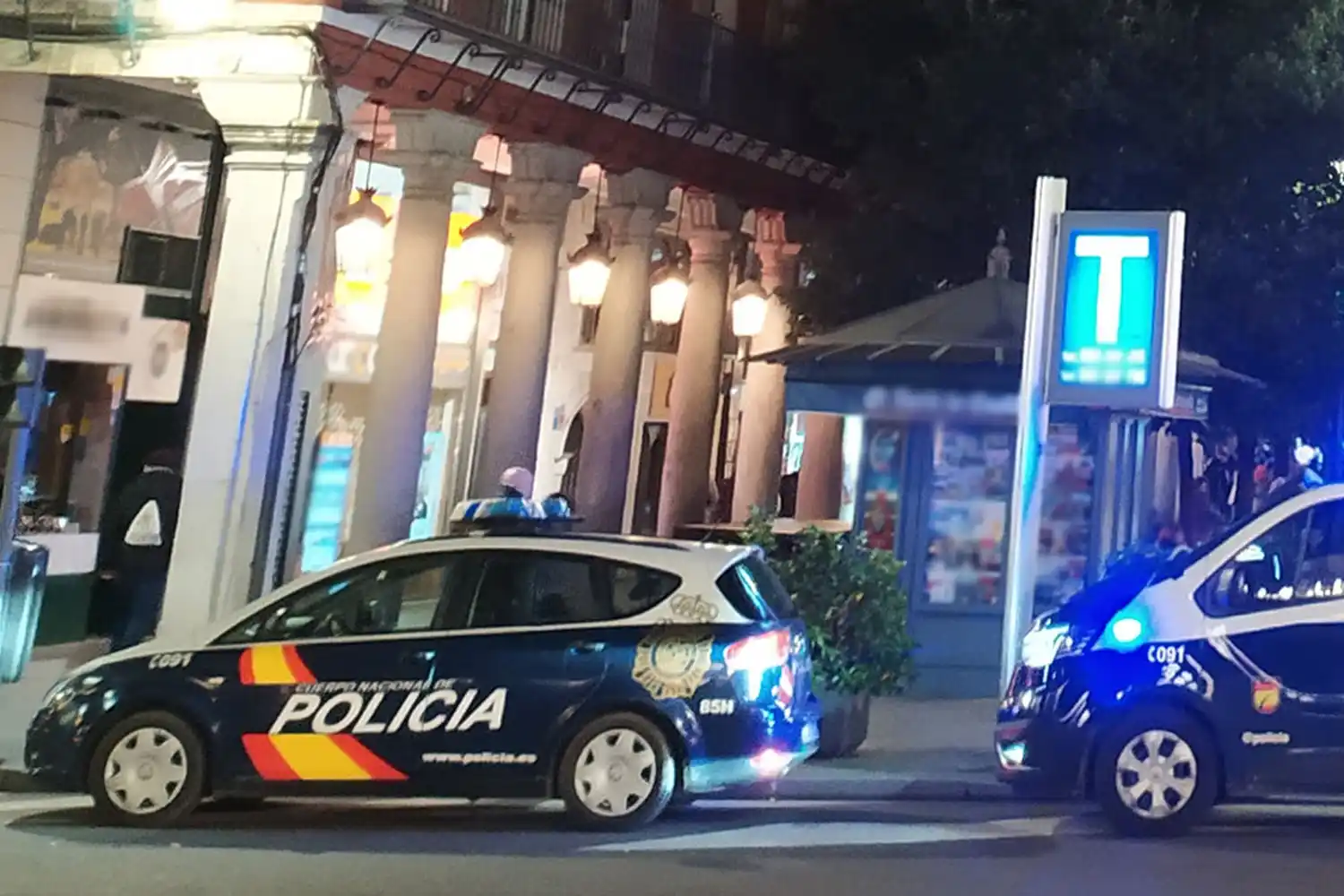 dos coches de la policia nacional