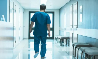 enfermo anda en un hospital