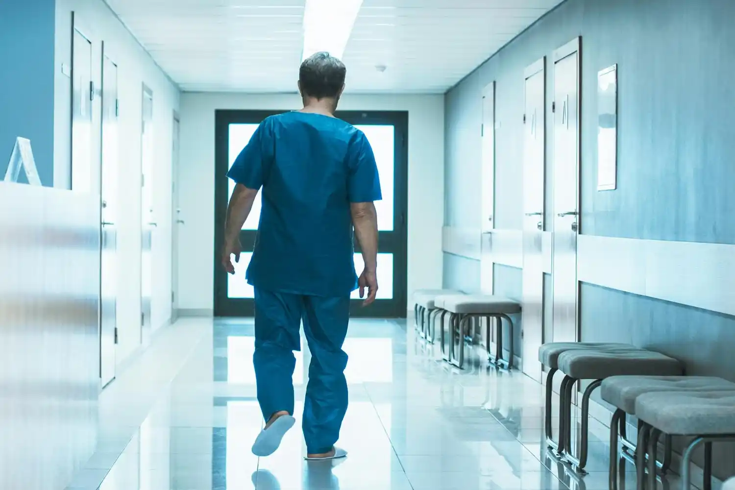 enfermo anda en un hospital