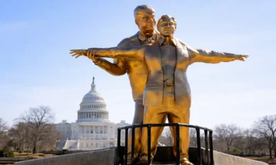 estatua dorada de Trump y Epstein