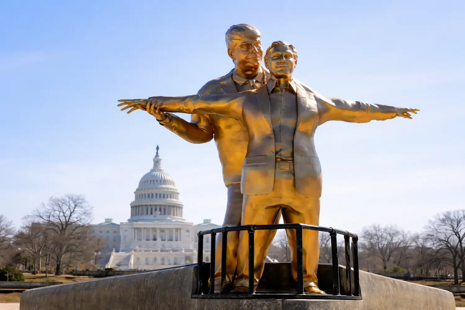 estatua dorada de Trump y Epstein