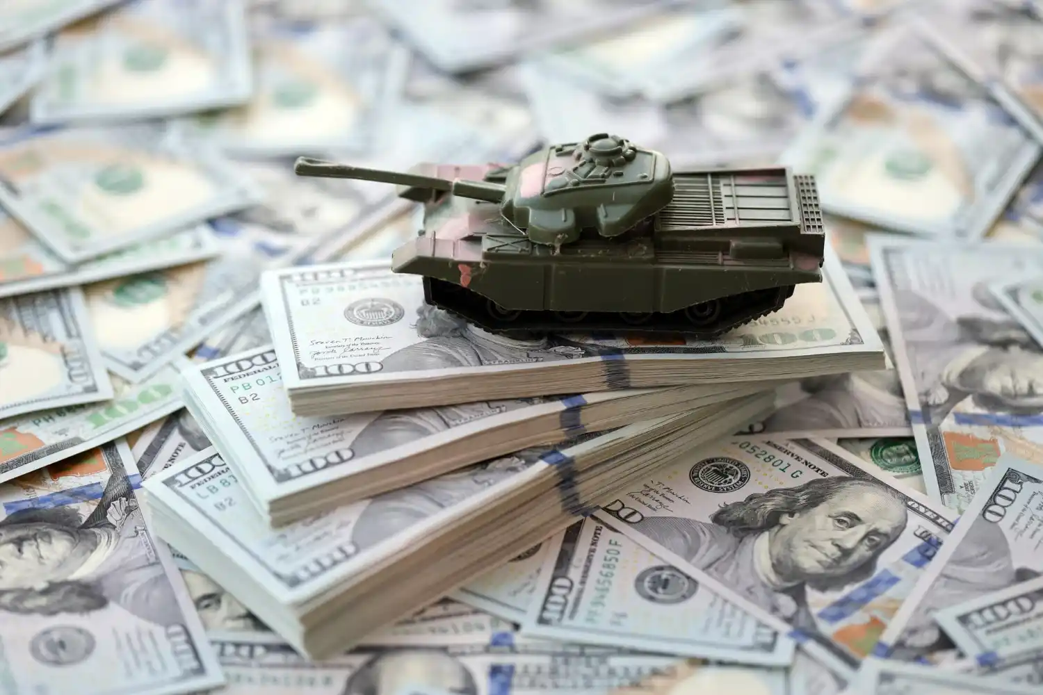 tanque militar sobre dollares