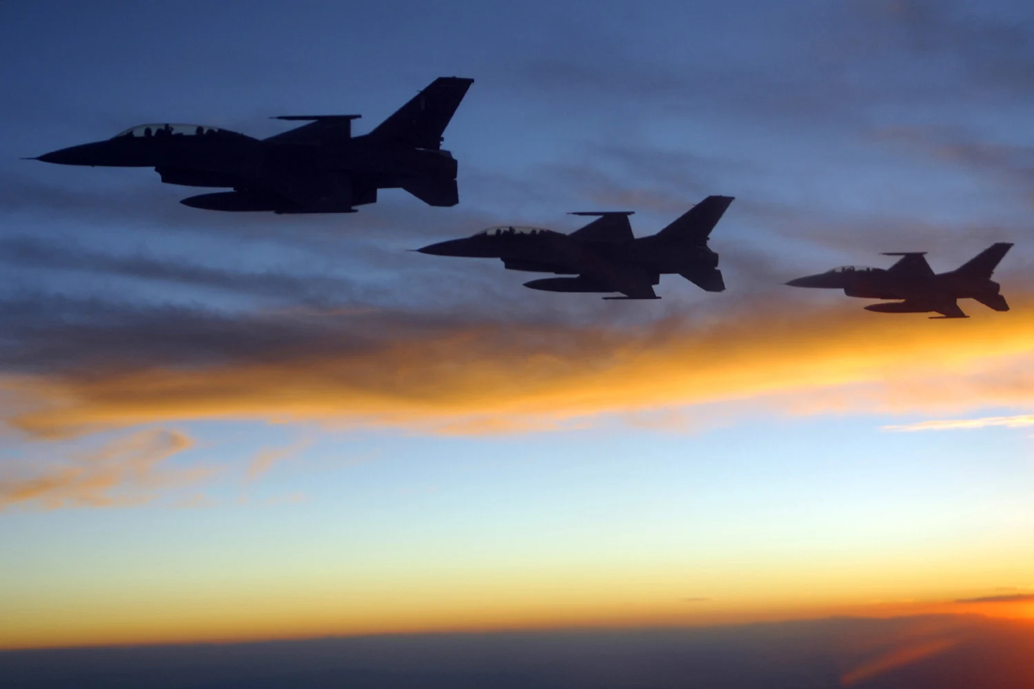 tres F16 de Pakistán en vuelo
