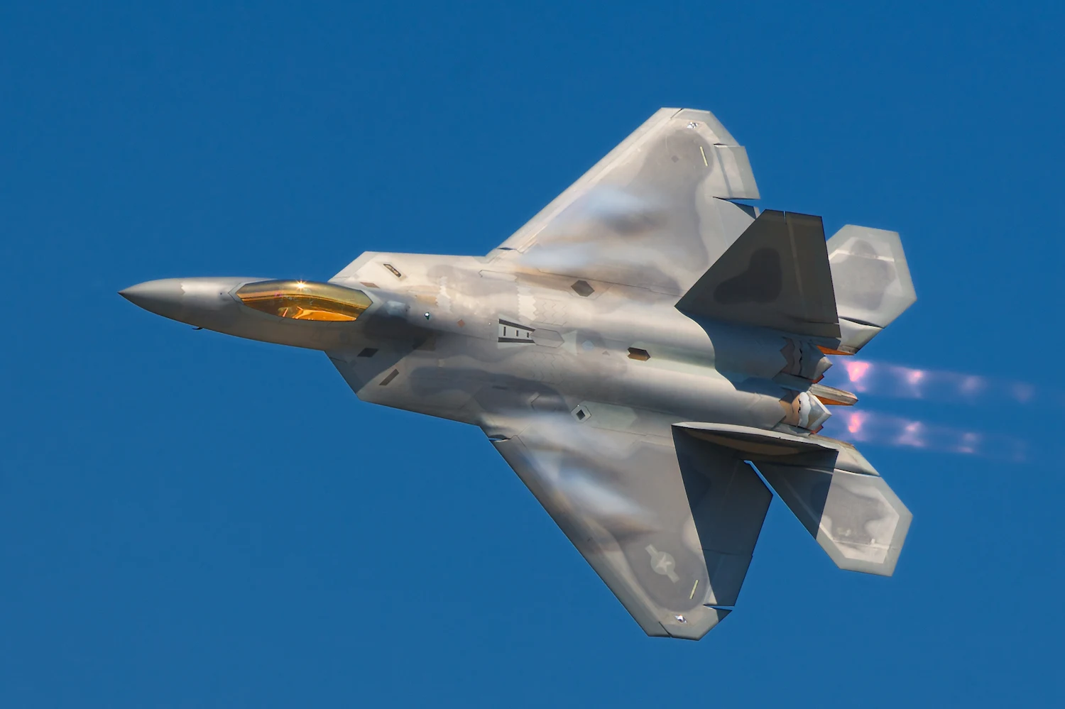 un f22 americano en el cielo