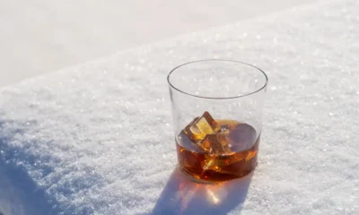 vaso di cognac sobre la nieve