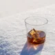 vaso di cognac sobre la nieve