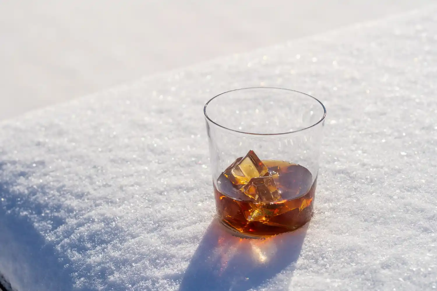vaso di cognac sobre la nieve