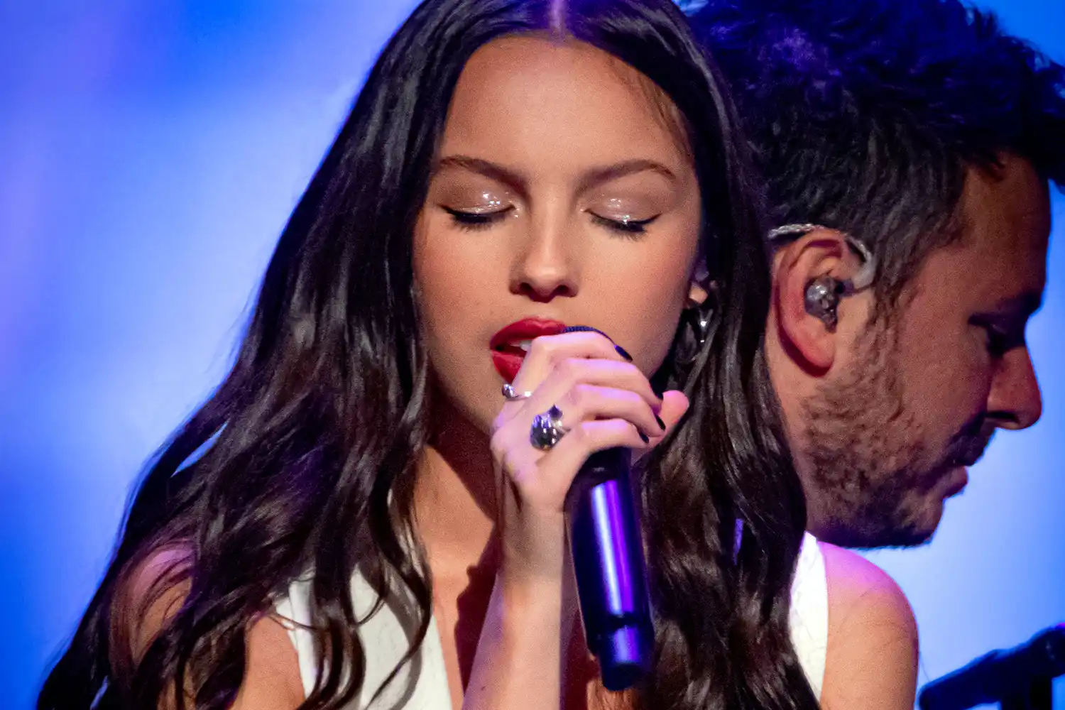 Olivia Rodrigo mientras canta