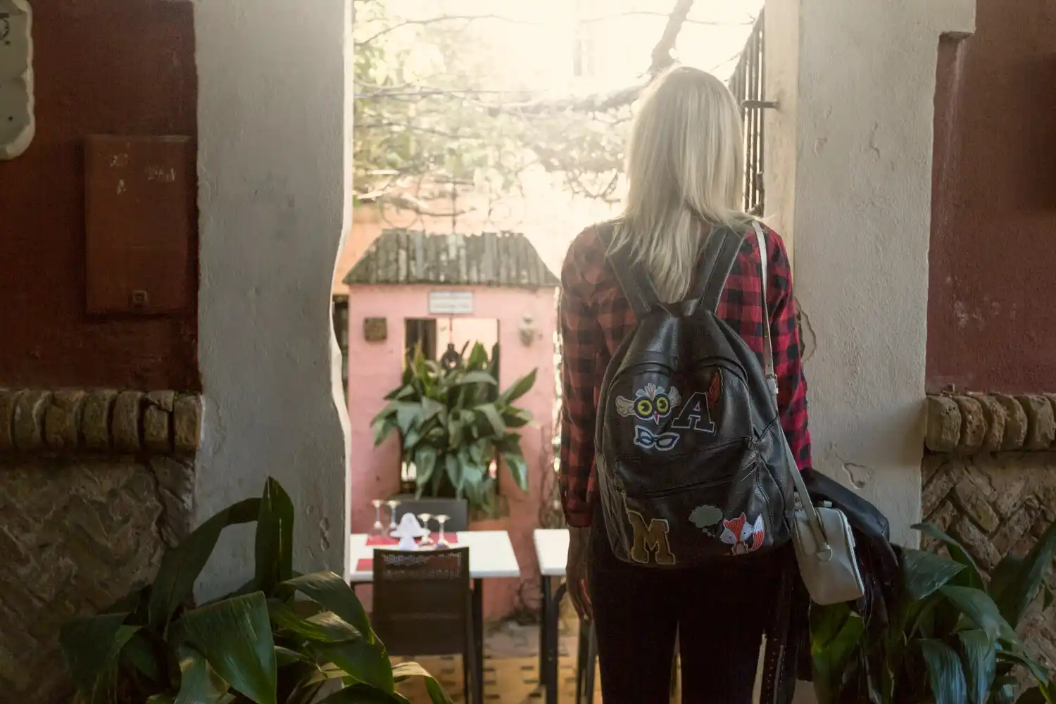 chica regresa a un pueblo
