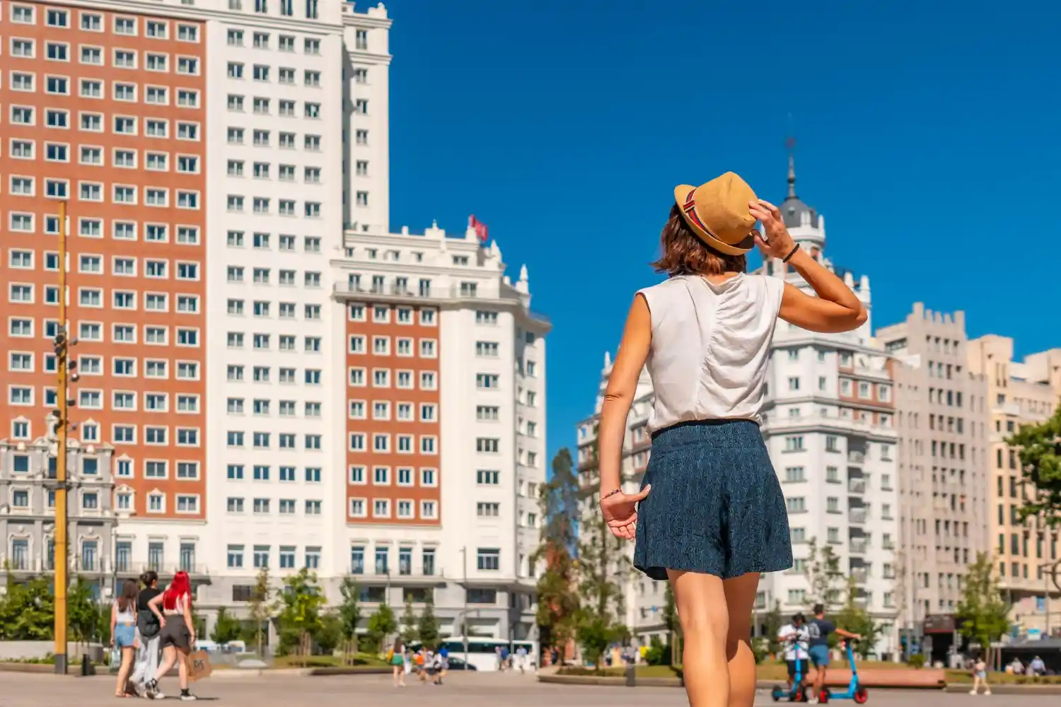 chica y fincas de Madrid