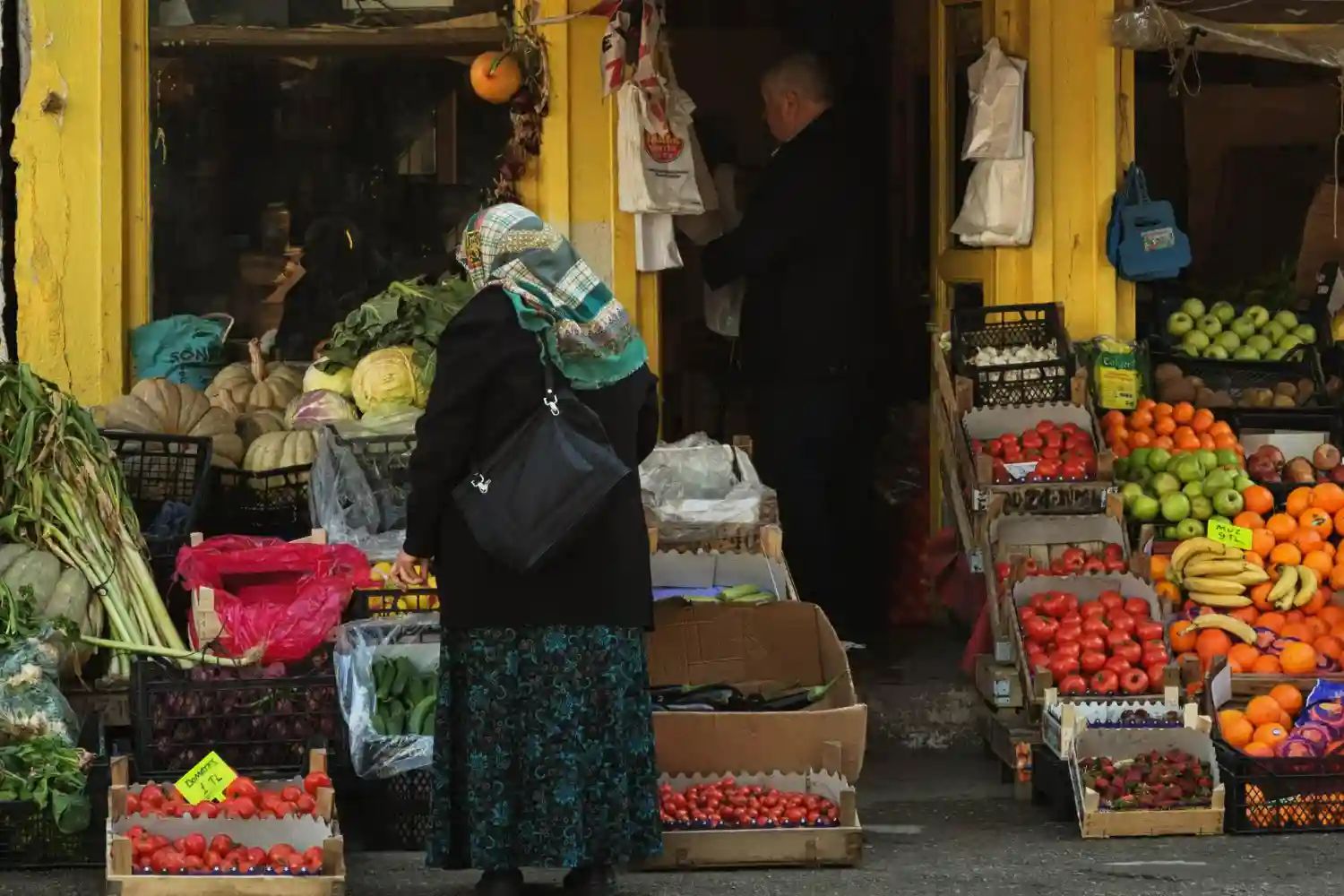 mujer irani hace la compra