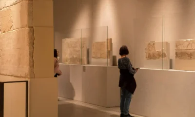 mujer mirando en un museo