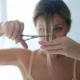 mujer se corta el pelo
