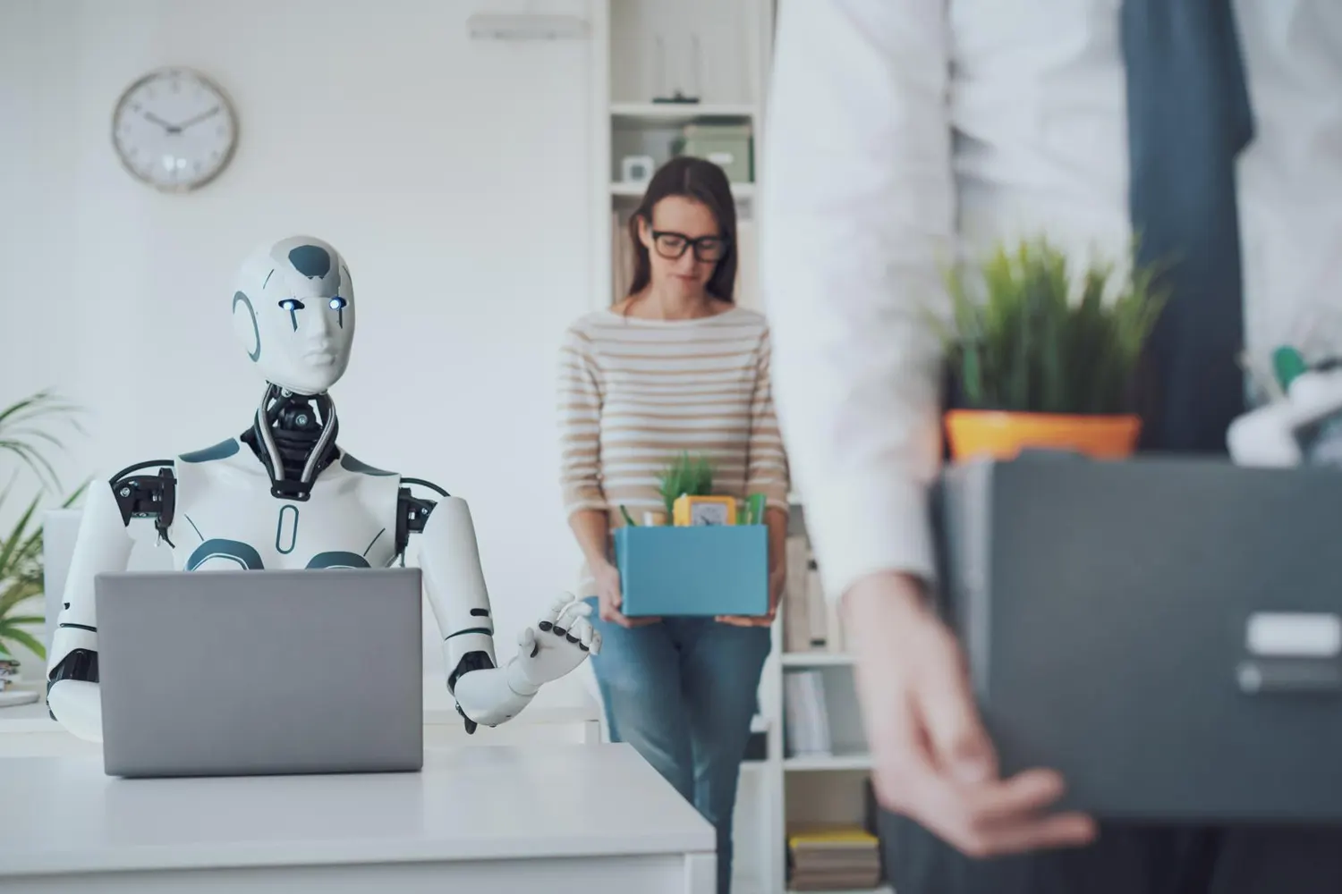 robot trabaja y dos despedidos