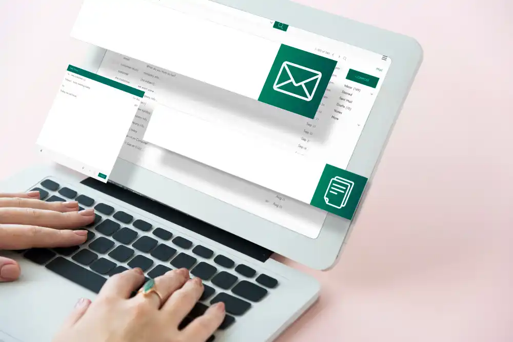 Una persona revisando una campaña de newsletter en un portátil,