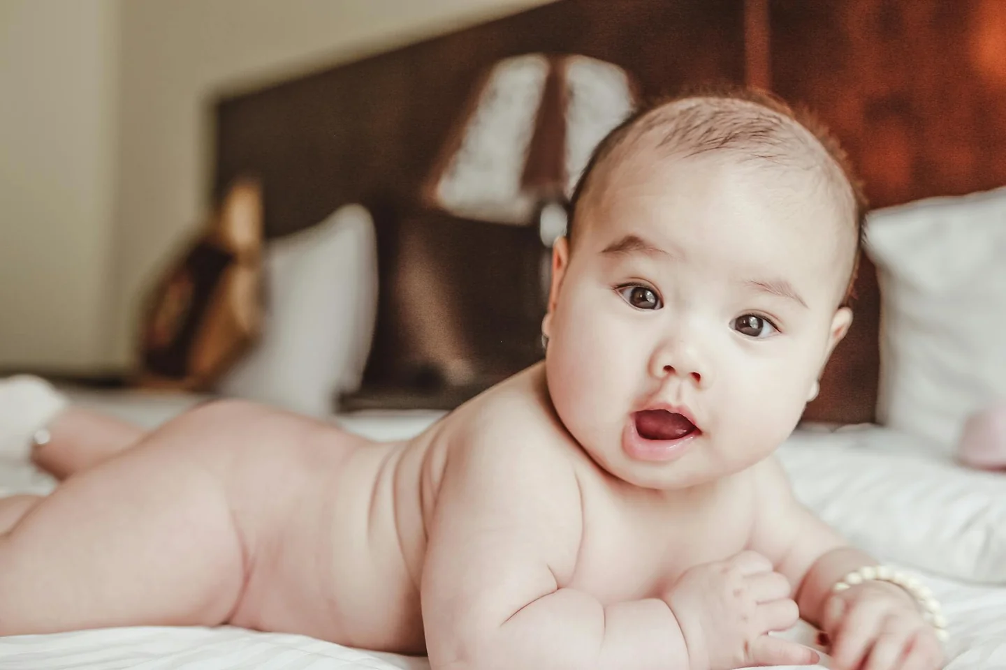 Foto de un bebé con irritación o granitos en la cara, útil para ilustrar porque le salen granitos a los bebés en la cara