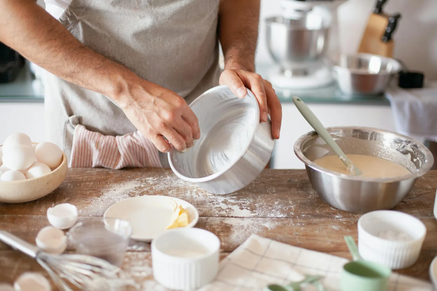 Imagen de baking cake batter para ilustrar porque no queda esponjoso el bizcocho en un artículo sobre errores y soluciones de repostería.