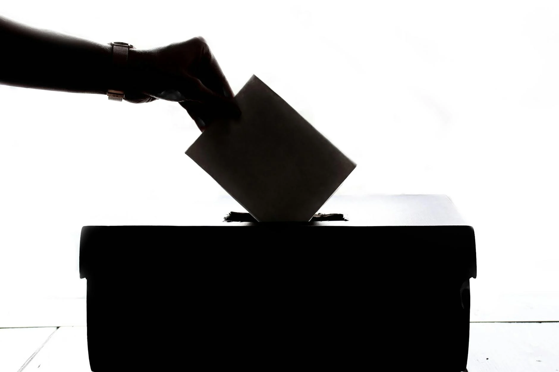 Papeleta y urna en el contexto de porque no se cambia la ley electoral en españa, ilustrando el debate sobre el sistema electoral y la representación política.