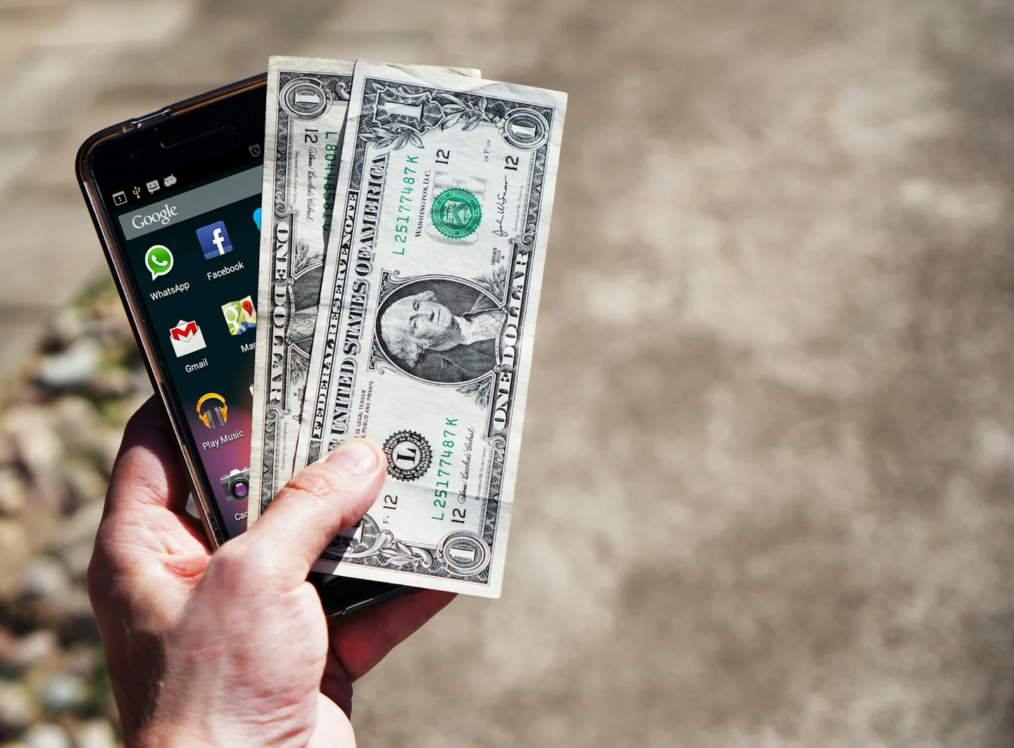 Captura de un móvil con la app bancaria y el saldo vacío, útil para ilustrar porque caixabank no ha ingresado el paro hoy.