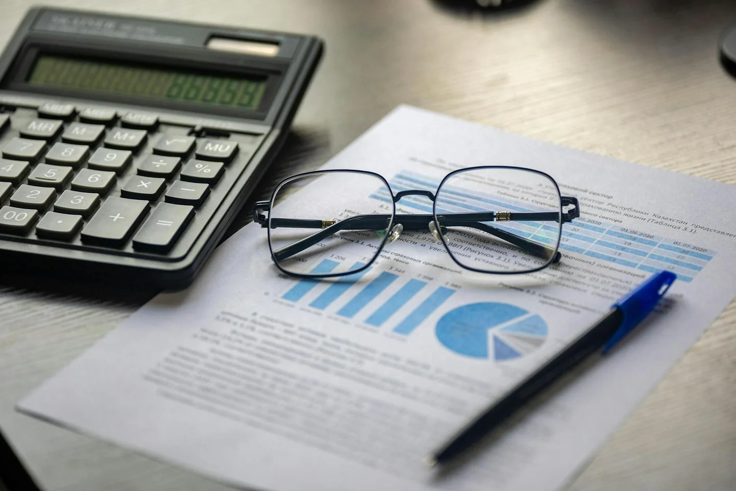 Documentos bancarios y una calculadora para ilustrar porque los bancos no devuelven el rescate