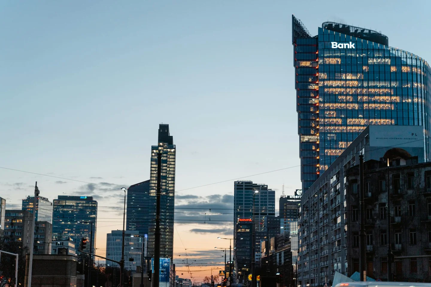 Oficina bancaria al atardecer relacionada con que bancos abren por la tarde