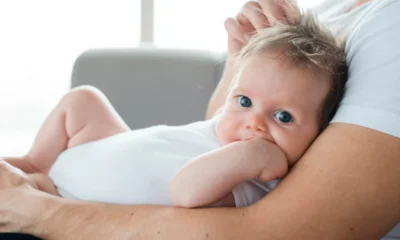 bebe con hipo en brazo