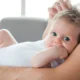 bebe con hipo en brazo