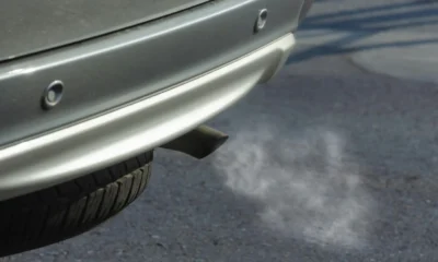 Imagen de un coche expulsando humo negro del escape, útil para explicar porque sale humo negro del tubo de escape en un artículo sobre causas y revisión del motor.