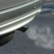 Imagen de un coche expulsando humo negro del escape, útil para explicar porque sale humo negro del tubo de escape en un artículo sobre causas y revisión del motor.