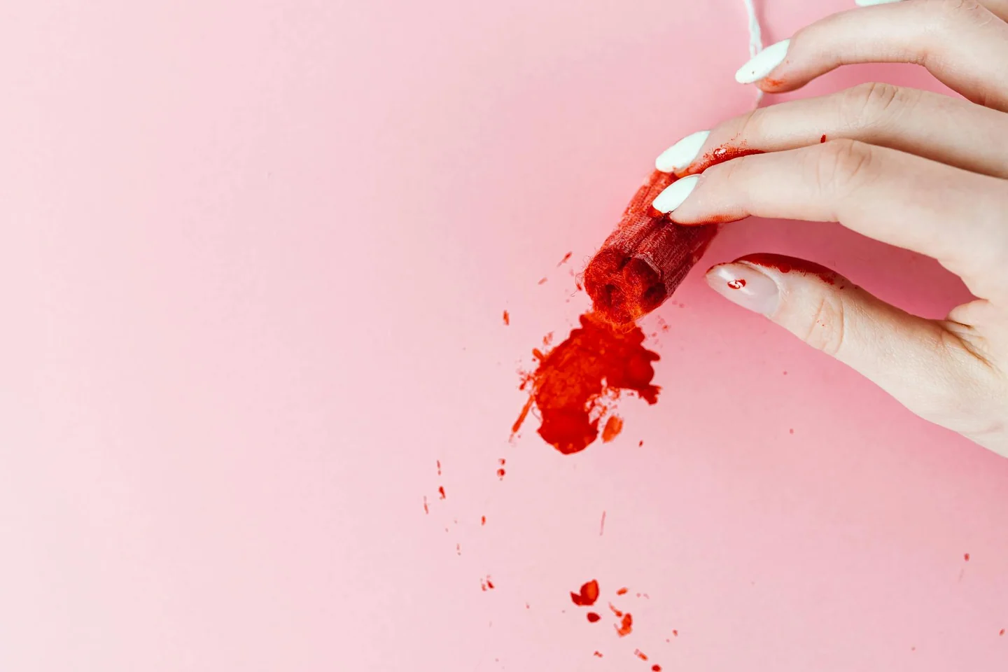 Primer plano de encías sangrantes para ilustrar porque me sabe la boca a sangre