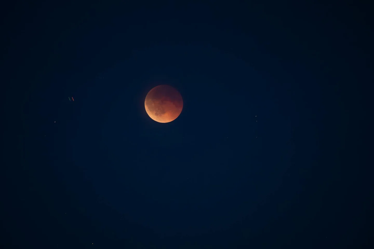 Imagen ilustrativa de porque la luna se ve roja durante un eclipse lunar