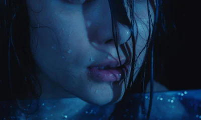 Foto de una persona con frío y labios azulados, útil para ilustrar porque se ponen los labios morados