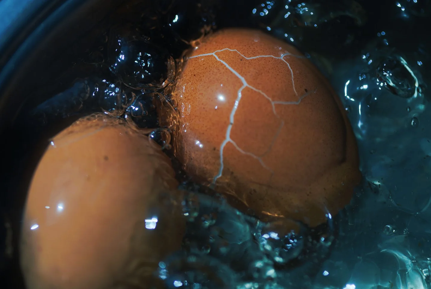 Fotografía de una olla con huevos hirviendo, útil para ilustrar porque se rompen los huevos al cocerlos.