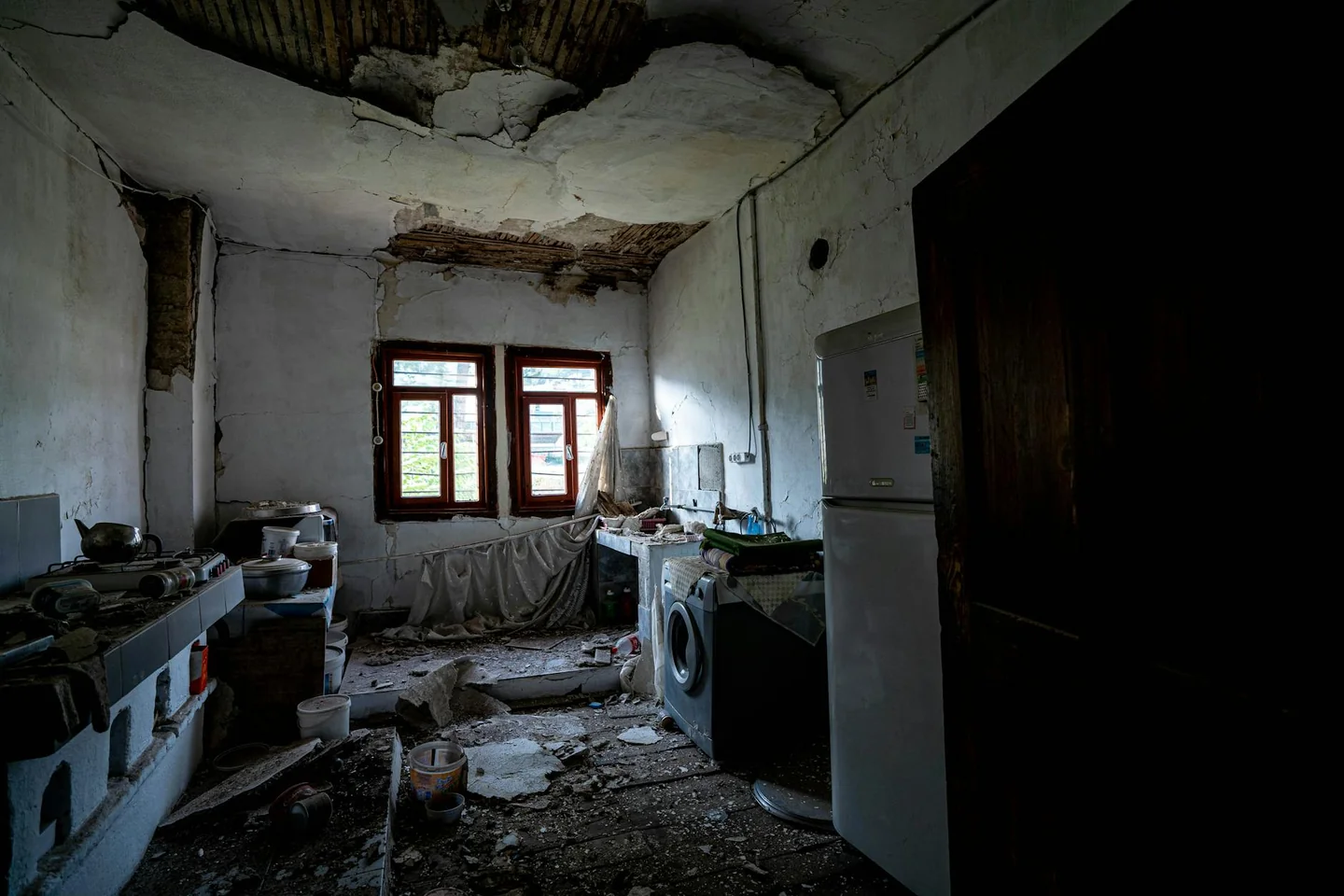 Imagen de una cocina con una nevera averiada para ilustrar por que no enfria la nevera