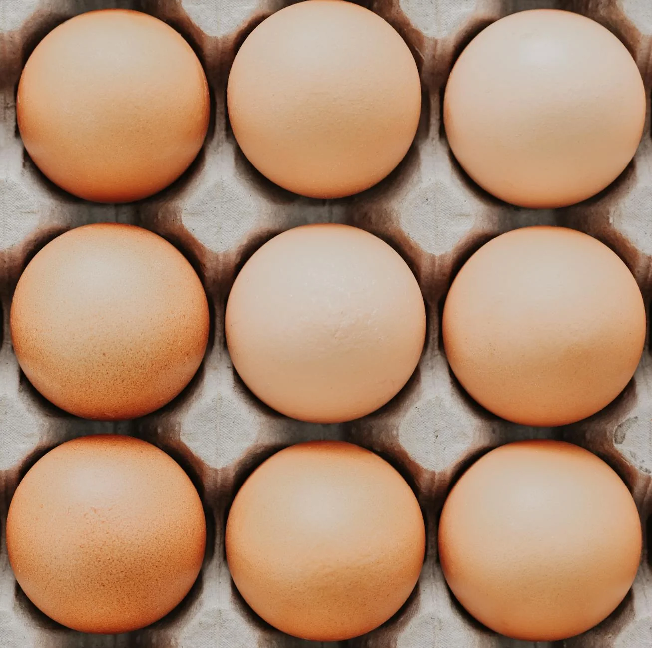 Cartón de huevos marrones para ilustrar el artículo sobre porque ya no hay huevos blancos en los supermercados españoles.
