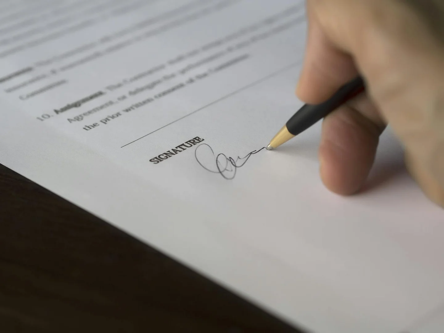 Imagen de business contract signing para explicar qué es una sociedad por acciones simplificada en el contexto de la constitución y organización de una empresa.