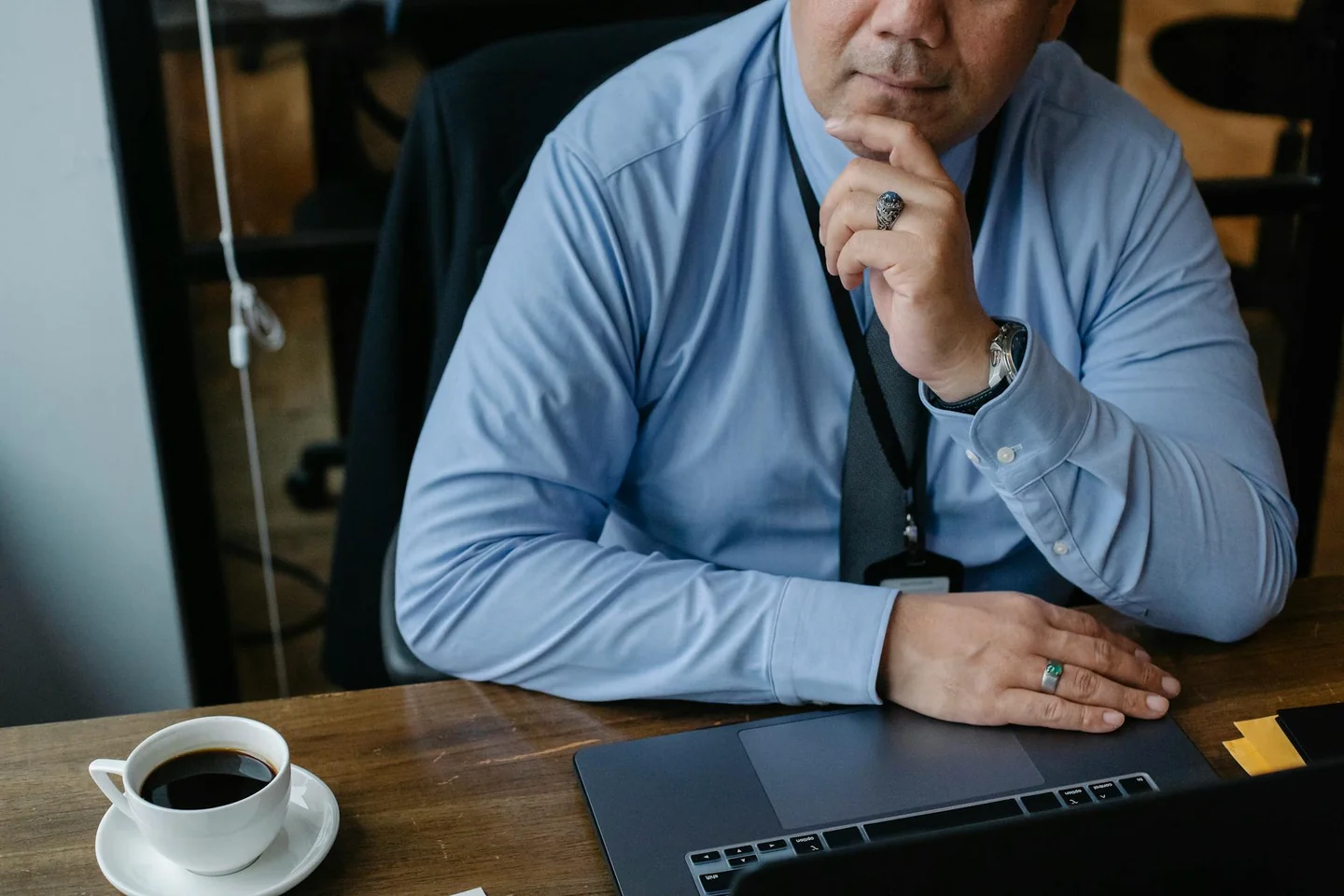 Empresario revisando en una laptop por qué no aparece mi negocio en google maps y cómo corregir la ficha