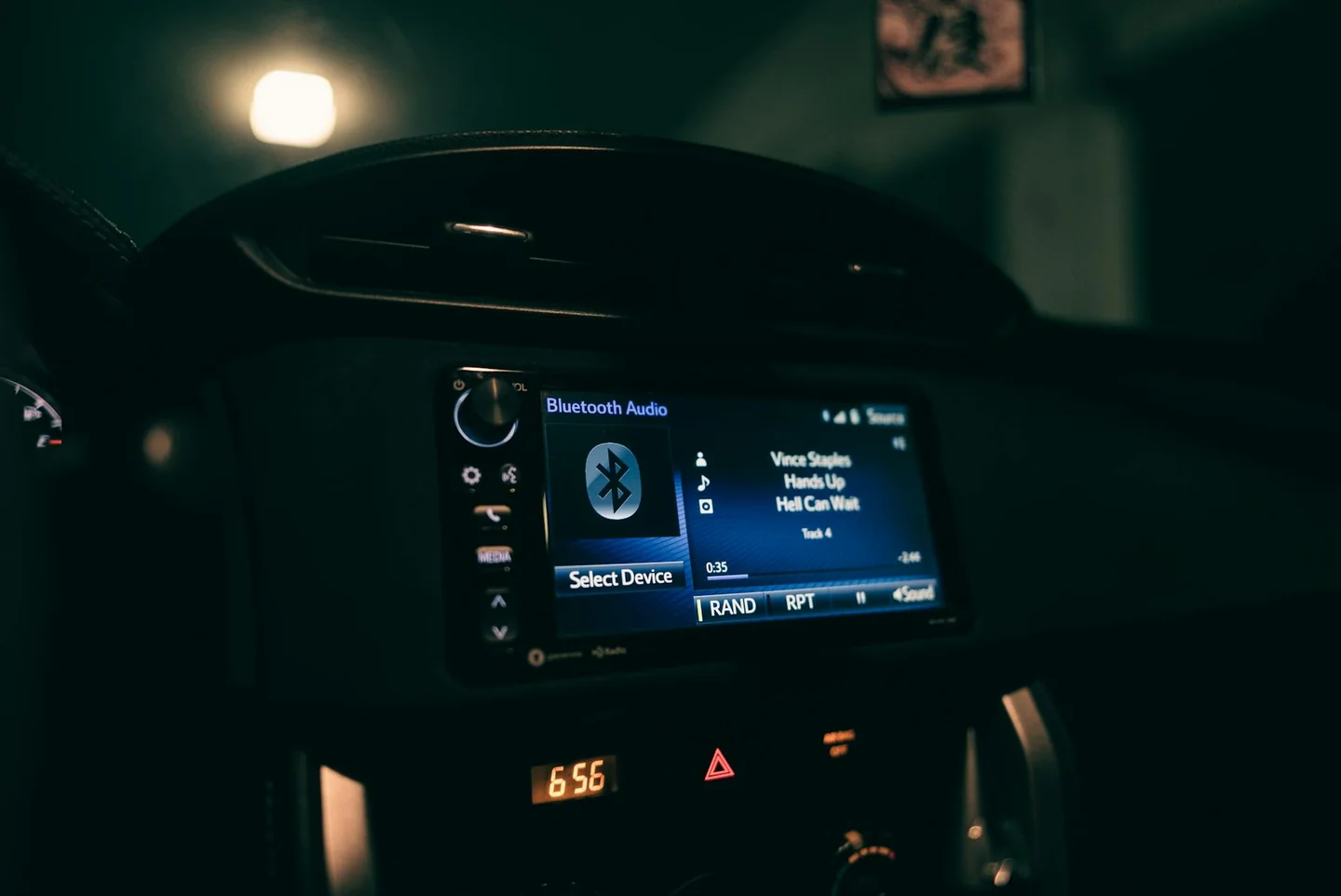 Imagen de car bluetooth connection relacionada con porque no se me conecta el bluetooth al coche, mostrando la conexión inalámbrica entre un móvil y el sistema multimedia del coche.