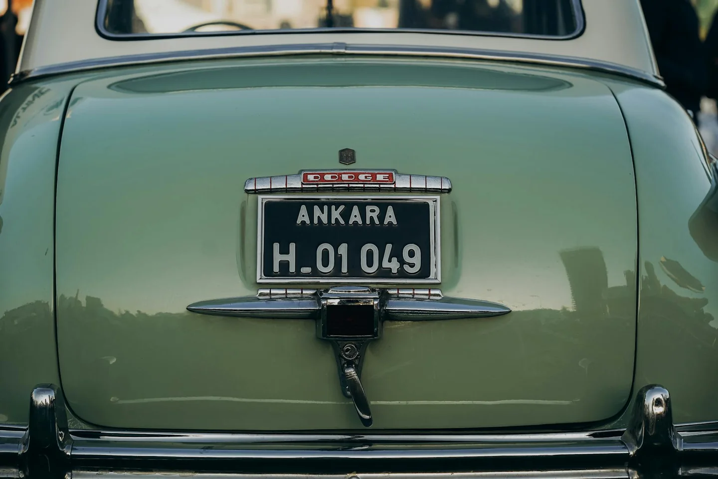 Fotografía de un coche con la matrícula visible, ideal para ilustrar porque las matrículas no tienen vocales.