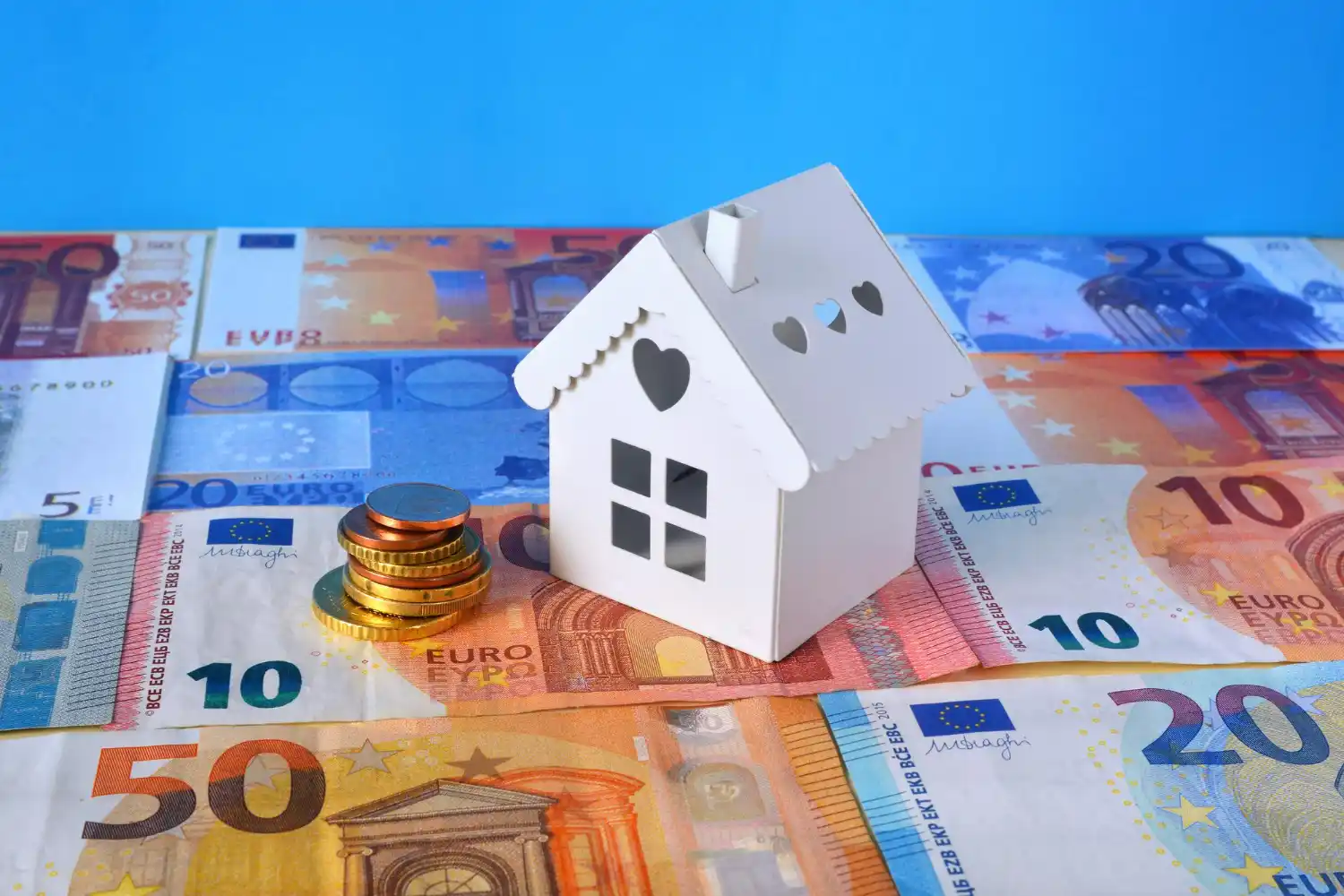 casita blanca sobre euros
