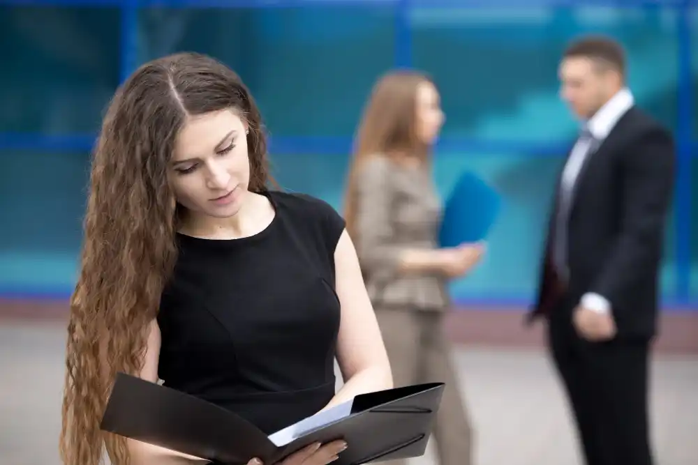 chica estudia en una academia de oposiciones