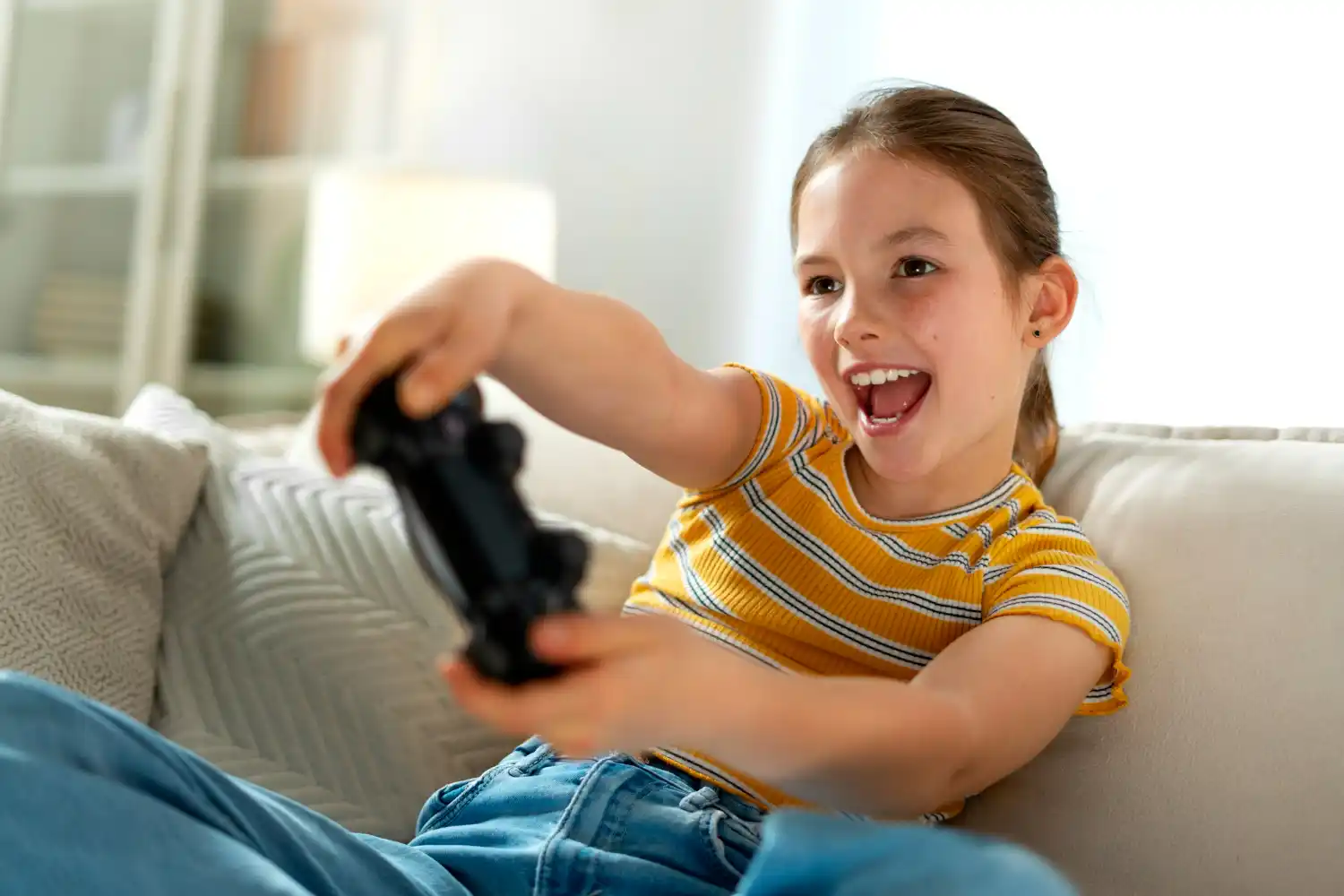 chica jugando videogame